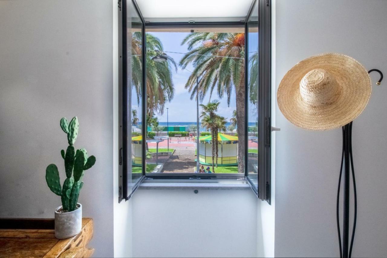 Casa Giulia - Apartment Beachfront With 2 Bedrooms, Air Conditioning And Private Parking, Just 30 Meters From The Beach Sestri Levante Buitenkant foto