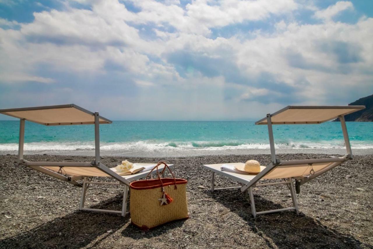 Casa Giulia - Apartment Beachfront With 2 Bedrooms, Air Conditioning And Private Parking, Just 30 Meters From The Beach Sestri Levante Buitenkant foto