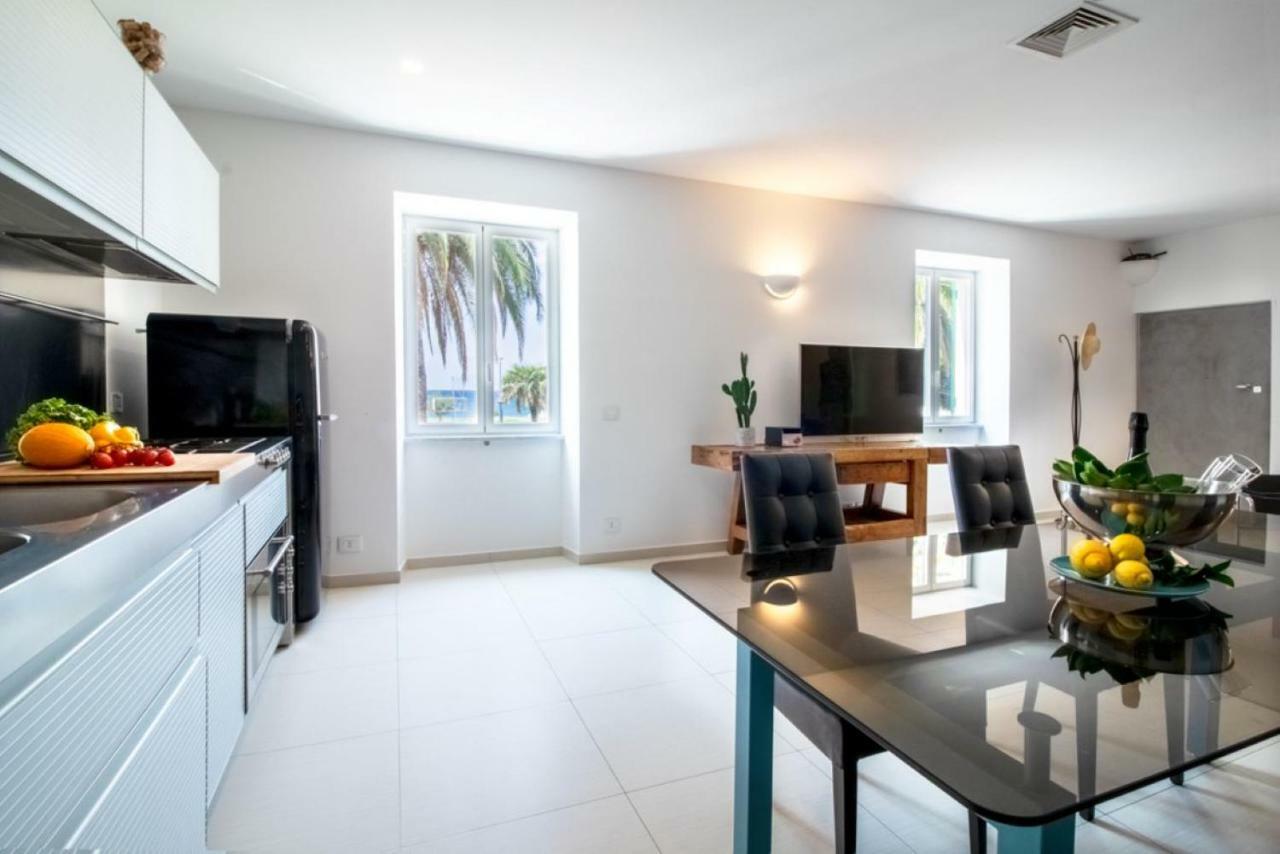 Casa Giulia - Apartment Beachfront With 2 Bedrooms, Air Conditioning And Private Parking, Just 30 Meters From The Beach Sestri Levante Buitenkant foto